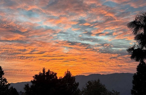 Boise Cama Y Desayuno | Charming 4-bedroom B&B with near 360 Views & WiFi in the Boise Mountains!