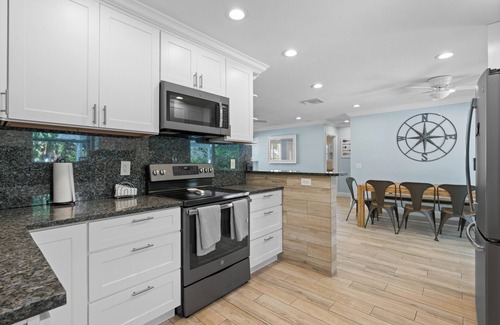 Jupiter Casa | Charming 4-Bedroom Beach Bungalow with Idyllic Pool & Backyard