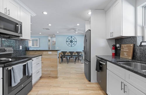 Jupiter Casa | Charming 4-Bedroom Beach Bungalow with Idyllic Pool & Backyard