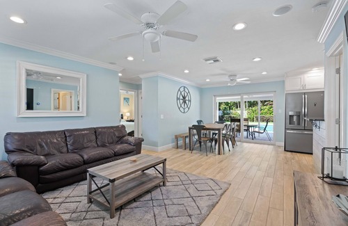 Jupiter Casa | Charming 4-Bedroom Beach Bungalow with Idyllic Pool & Backyard