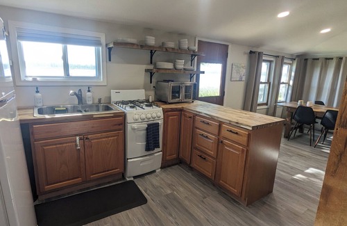 Tawas City Cabaña | Charming 4-bedroom cottage ON Tawas Lake Pet, kid-friendly. Great Bird watching!