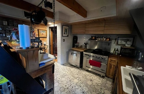 Whispering Forest Chalet De Esquí | Charming 4-bedroom chalet with WiFi, AC in lovely Big Bear
