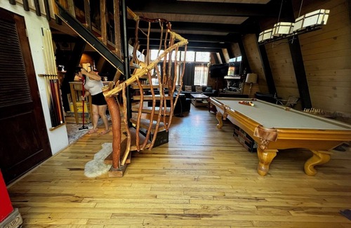 Whispering Forest Chalet De Esquí | Charming 4-bedroom chalet with WiFi, AC in lovely Big Bear
