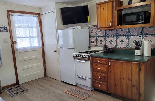Newaygo Cabaña | Charming 4-bedroom cottage 4 & 5