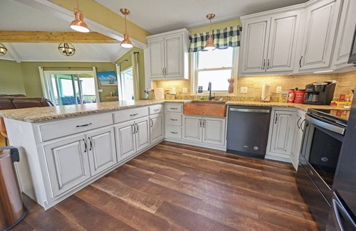 Munnsville Otro | Charming 4-bedroom farmhouse on 68 acres with breathtaking views