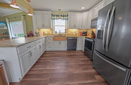 Munnsville Otro | Charming 4-bedroom farmhouse on 68 acres with breathtaking views