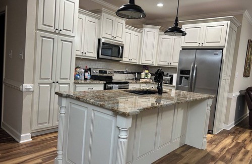 Johnston County Casa | Charming 4-bedroom farm house retreat where luxury meets nature in Smithfield.