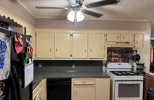 Bryan Casa | Charming 4-bedroom family home with AC and WiFi in Bryan with plenty of room!