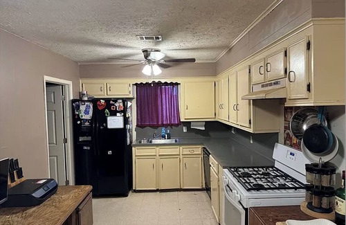 Bryan Casa | Charming 4-bedroom family home with AC and WiFi in Bryan with plenty of room!