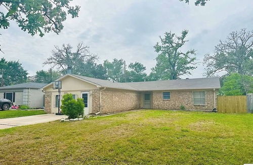 Bryan Casa | Charming 4-bedroom family home with AC and WiFi in Bryan with plenty of room!