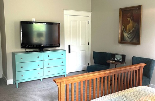 Magnolia Otro | Charming 4-bedroom farmhouse in Magnolia nestled on 2 acres. Miniature horses!