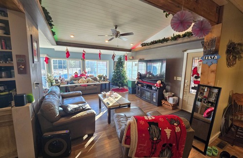 Peshtigo Otro | Charming 4-bedroom farmhouse with AC and WiFi in Peshtigo