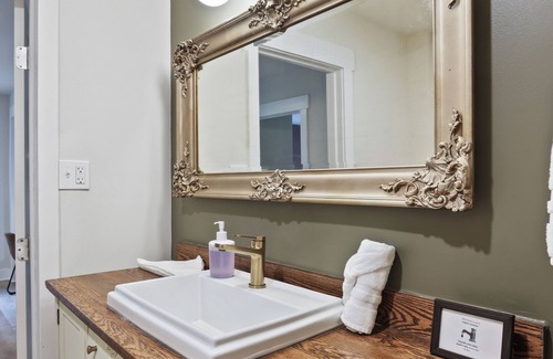 Nellysford Otro | Charming 4-bedroom farmhouse in brilliant Roseland / The Hen House