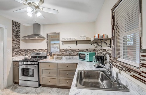Alexandria West Casa | Charming 4-bedroom house with WiFi and AC in enjoyable Alexandria