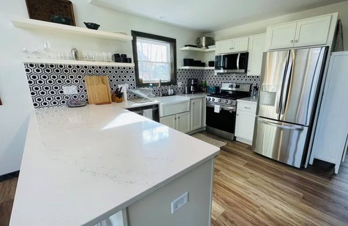 Jim Thorpe Casa | Charming 4-bedroom house with Hot Tub - Playset - Firepit - Lake beach