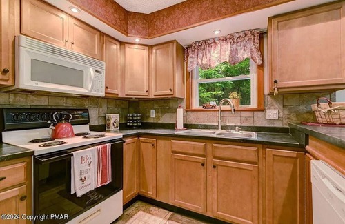 Briar Crest Woods Alquiler De Eote | Charming 4-Bedroom House with WiFi, AC & Hot Tub in Tranquil Blakeslee - Poconos