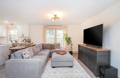 Brentwood Casa | Charming 4-bedroom house in pleasant Brentwood with AC, WiFi - dog-friendly