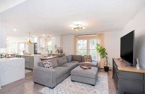 Brentwood Casa | Charming 4-bedroom house in pleasant Brentwood with AC, WiFi - dog-friendly