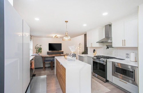 Brentwood Casa | Charming 4-bedroom house in pleasant Brentwood with AC, WiFi - dog-friendly