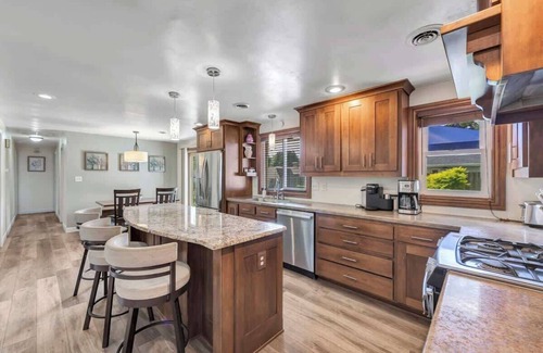 Ashwaubenon Casa | Charming 4-Bedroom Home, Short Walk to Lambeau