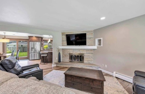 Ashwaubenon Casa | Charming 4-Bedroom Home, Short Walk to Lambeau