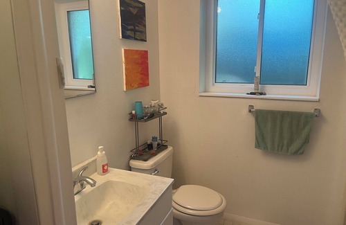 Lafayette Casa | Charming 4-bedroom house in Lafayette with AC two rooms available