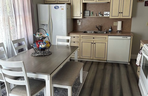 Lake City Casa | Charming 4-bedroom house with WiFi and AC in peaceful Lake City. Sleeps 12.