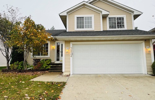 Urbandale Casa | Charming 4-bedroom house with fenced yard in wonderful neighborhood