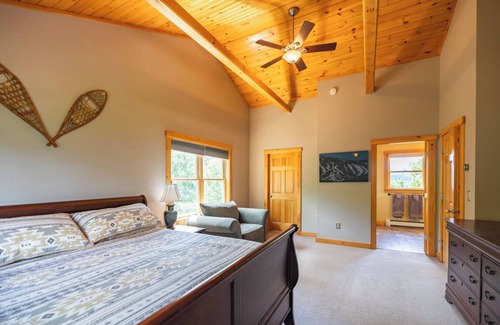 Bethel Cabina | Charming 4-Bedroom Home with Hot Tub, Game Room, and Stunning Mountain Views