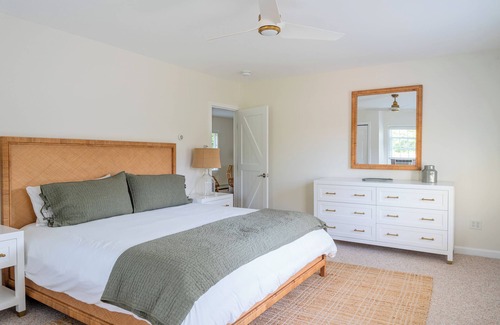 Vineyard Haven Otro | Charming 4-bedroom home in marvelous Tisbury walking distance to shops and ferry