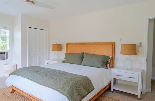 Vineyard Haven Otro | Charming 4-bedroom home in marvelous Tisbury walking distance to shops and ferry