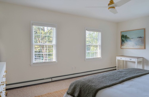 Vineyard Haven Otro | Charming 4-bedroom home in marvelous Tisbury walking distance to shops and ferry