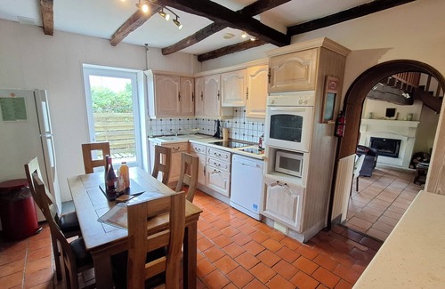 Lairoux Casa | Charming 4-bedroom house in Lairoux with WiFi and Pool