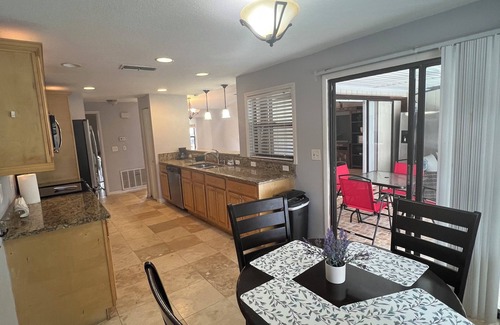 Bloomingdale Casa | Charming 4-bedroom house with AC, WiFi in amazing Brandon