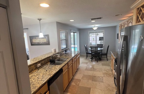 Bloomingdale Casa | Charming 4-bedroom house with AC, WiFi in amazing Brandon
