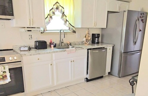 Crown Point Casa | Charming 4-bedroom house with AC and private fenced backyard in Marrero