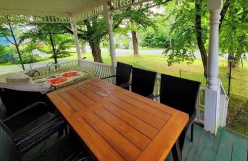 Kauneonga Lake Casa | Charming 4-bedroom house with Lakeview and AC in Bethel