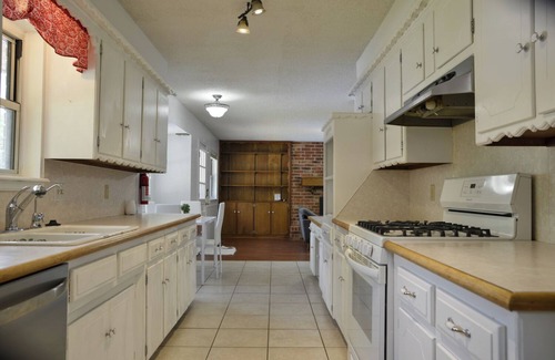 Norman Casa | Charming 4-bedroom house with AC, WiFi and swimming pool in welcoming Norman