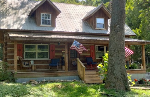 Linn Creek Cabina | Charming 4-bedroom log cabin in Linn Creek with WiFi and AC hot tub. Secluded,