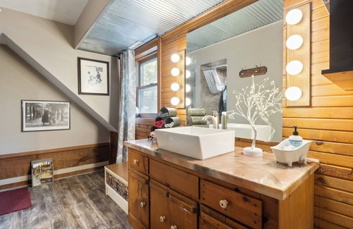 Linn Creek Cabina | Charming 4-bedroom log cabin in Linn Creek with WiFi and AC hot tub. Secluded,