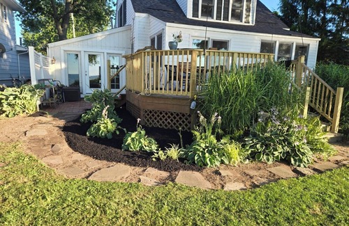 Madison - Lakeland Cabaña | Charming 4-bedroom lakeside cottage in Madison. Wine weekend getaways!