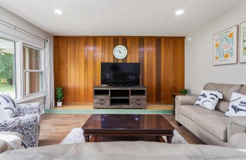 High Point Casa | Charming 4-Bedroom Retreat House