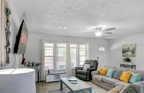 Jasper Casa | Charming 4 Bedroom Retreat in the Heart of Jasper, TX – Your Ideal Getaway!