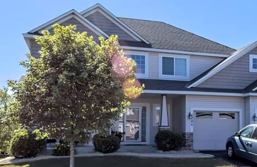 Shakopee Casa | Charming 4-bedroom single family house with AC, WiFi in lovely Shakopee