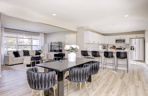 Lawrence Casa | Charming 4-bedroom house with WiFi in lovely Indianapolis