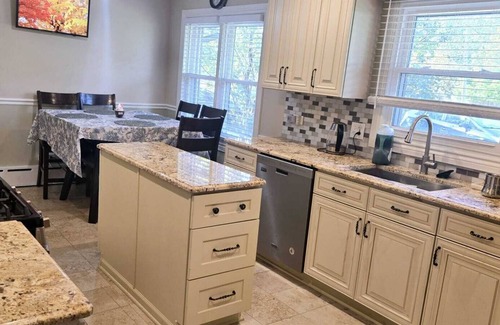 Green Oaks Casa | Charming 4-bedroom house in Libertyville with WiFi and AC