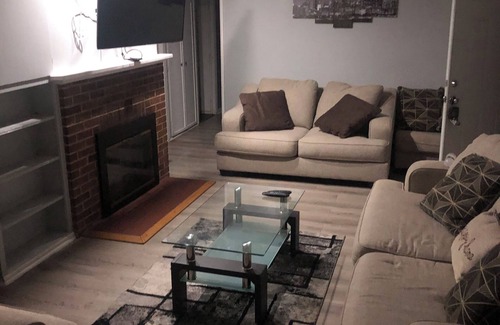 Park Forest Casa | Charming 4-bedroom house with WiFi and AC in Park Forest