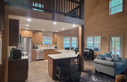 Rogersville Cabina | Charming 4-bedroom Cabin in Rogersville with Fireplace