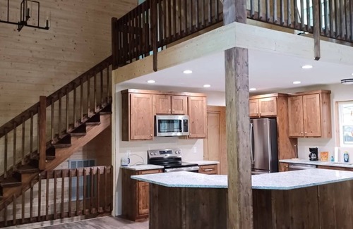 Rogersville Cabina | Charming 4-bedroom Cabin in Rogersville with Fireplace