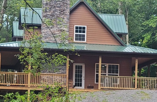 Rogersville Cabina | Charming 4-bedroom Cabin in Rogersville with Fireplace